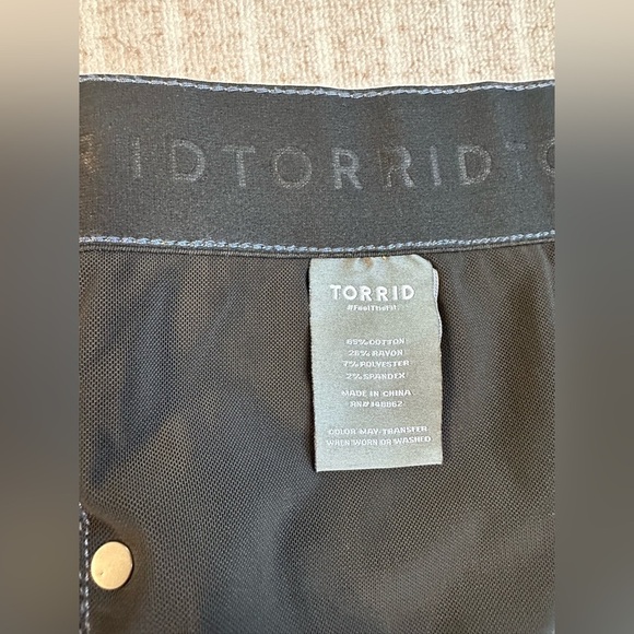 Torrid Womens 5 Inch Bombshell Premium Stretch High Rise Short 28 Canary Wharf - Picture 7 of 7